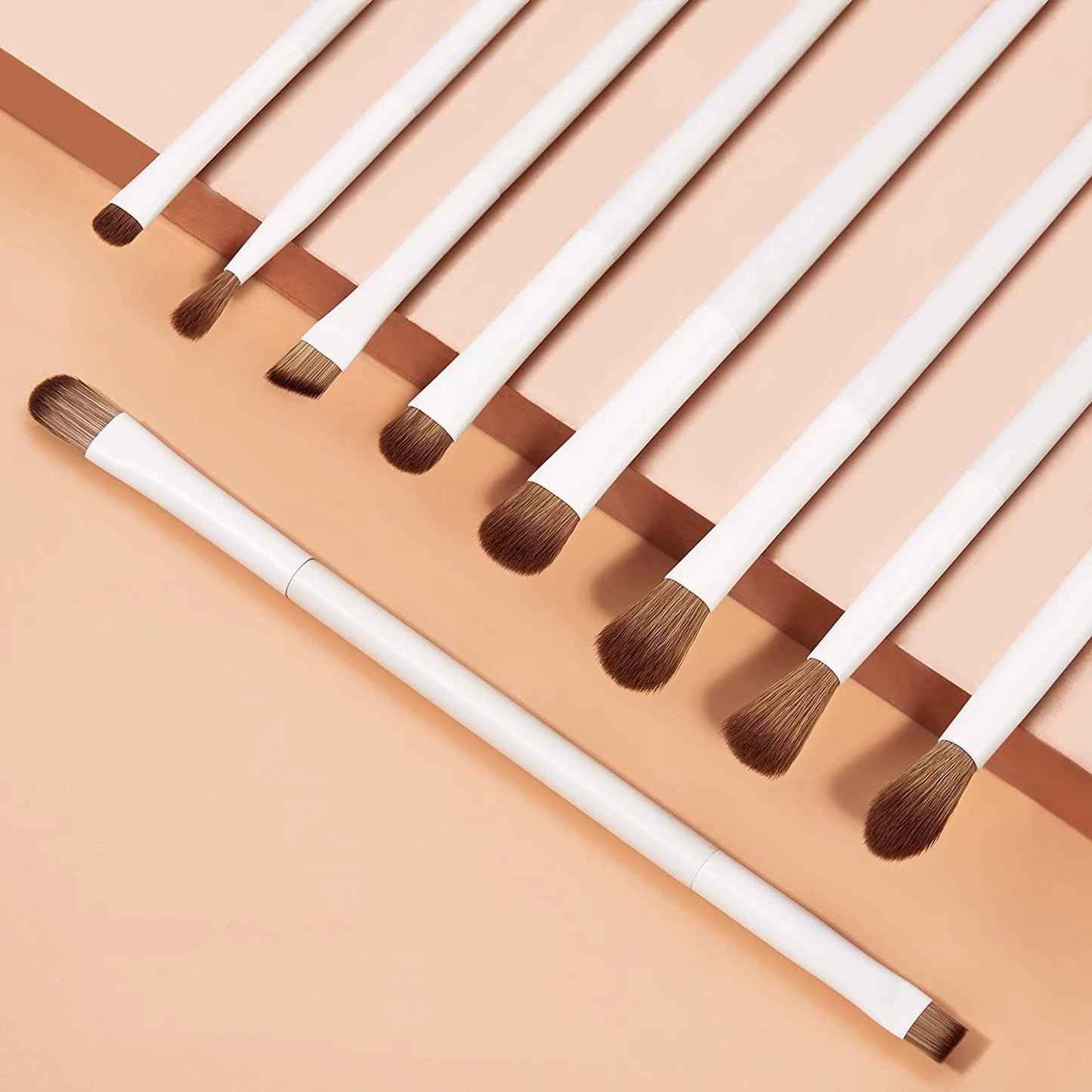 Professional 14 Piece Makeup Brush Set Easy To Clean With Foundation Contour Eyeshadow Eyeliner Blending And Highlight Brushes
